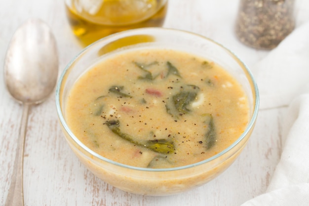 Zuppa di verdure con spinaci, fagioli e pasta in ciotola