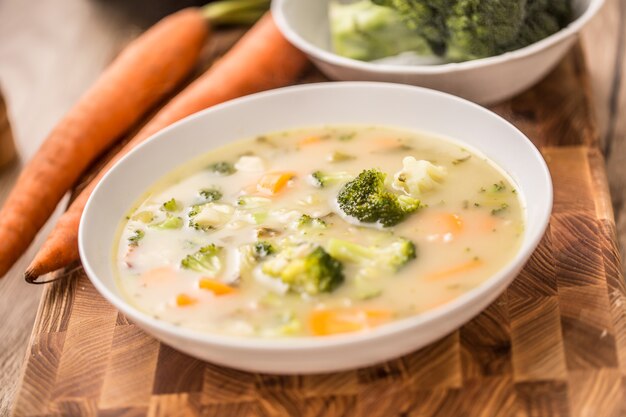 Zuppa di verdure di broccoli carote cipolla e altri ingredienti. Cibo e pasti vegetariani sani.