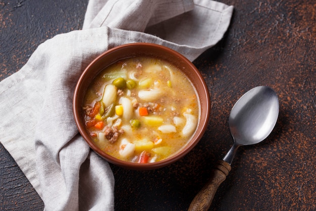 Zuppa di verdure e carne macinata