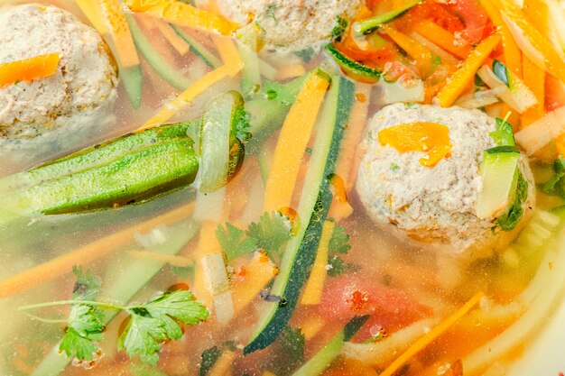 Zuppa di verdure fatta in casa con polpette e verdure. Zuppa di zucchine.