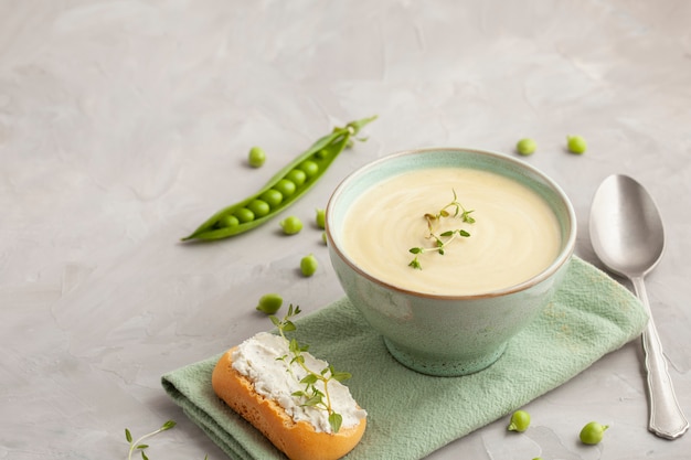 Zuppa di verdure fresche a base di piselli. Concetto di dieta sana fatta in casa adatto