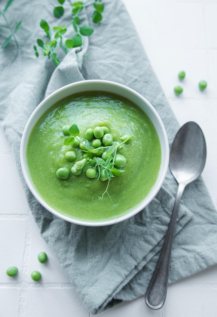 Zuppa di verdure fresche a base di piselli