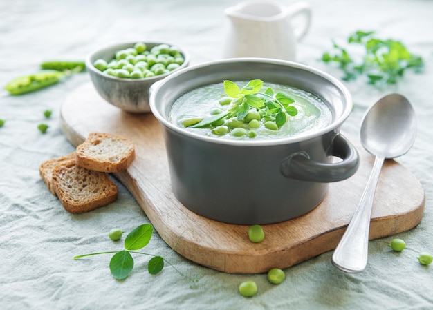 Zuppa di verdure fresche a base di piselli