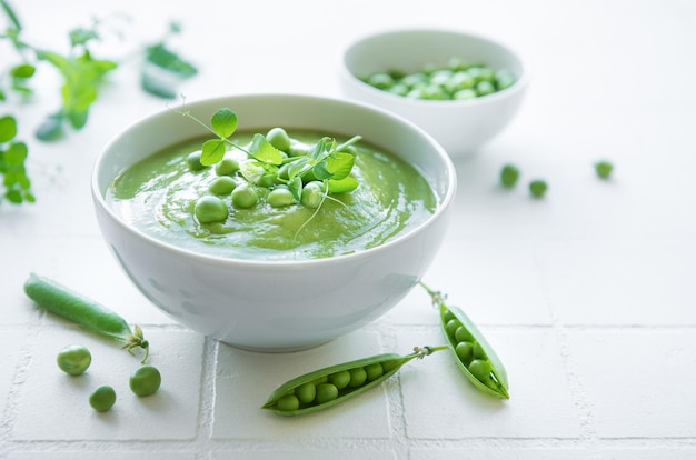 Zuppa di verdure fresche a base di piselli