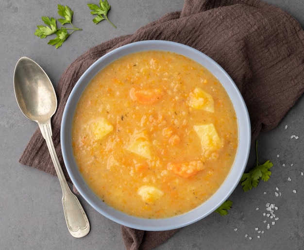 Zuppa di verdure in una ciotola su sfondo di pietra