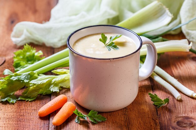 Zuppa di verdure in una tazza