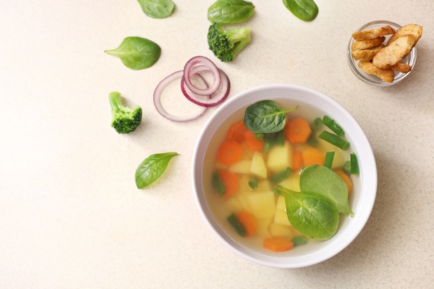 Zuppa di verdure isolata sul tavolo da cucina vista dall'alto