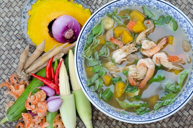 zuppa di verdure miste speziate (Kaeng Liang)