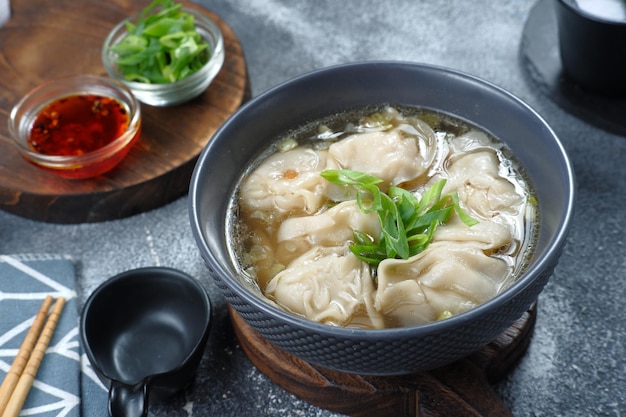 zuppa di wonton con olio di peperoncino e cipolla verde, cibo cinese, cibo asiatico