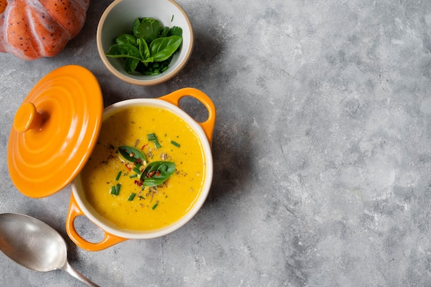 Zuppa di zucca a base di butternut all'arancia fresca con latte di cocco. Delizioso cibo autunnale vegano e stagionale.