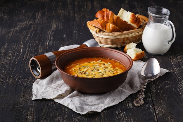 Zuppa di zucca calda stagionale, concetto di cibo vegaterian