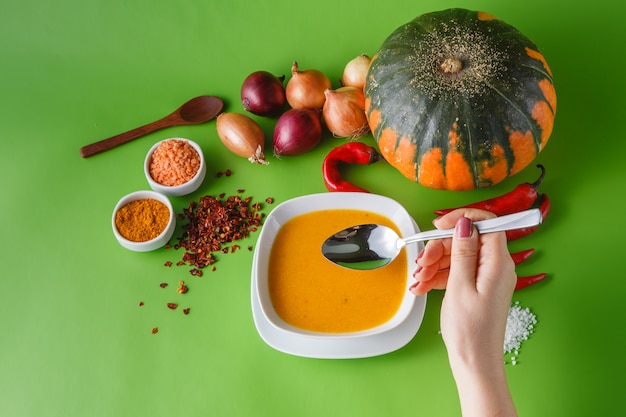 Zuppa di zucca con cipolla e pepe su backgroud senza ombra verde