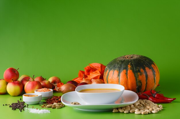 Zuppa di zucca con cipolla e pepe su backgroud senza ombra verde