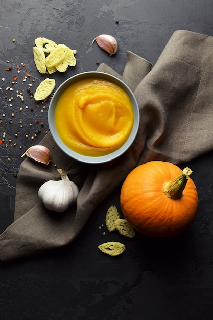 Zuppa di zucca con crostini di pane e aglio fresco