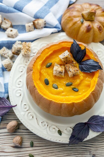 Zuppa di zucca con crostini in una zucca