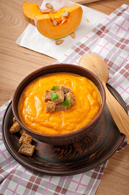 Zuppa di zucca con crostini