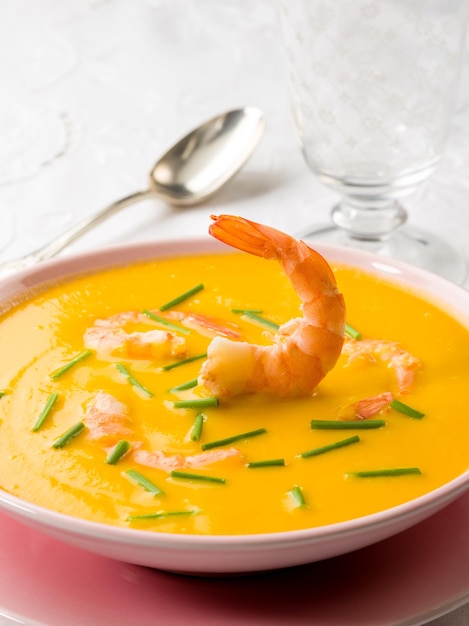 Zuppa di zucca con gamberi ed erba cipollina