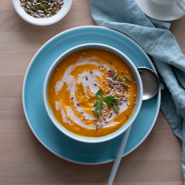 Zuppa di zucca con latte di cocco, piatto vegetariano, cibo sano e dietetico