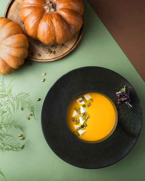 Zuppa di zucca con microgreens Spazio per il testo Servire un piatto autunnale Cucina vegetariana Vegan