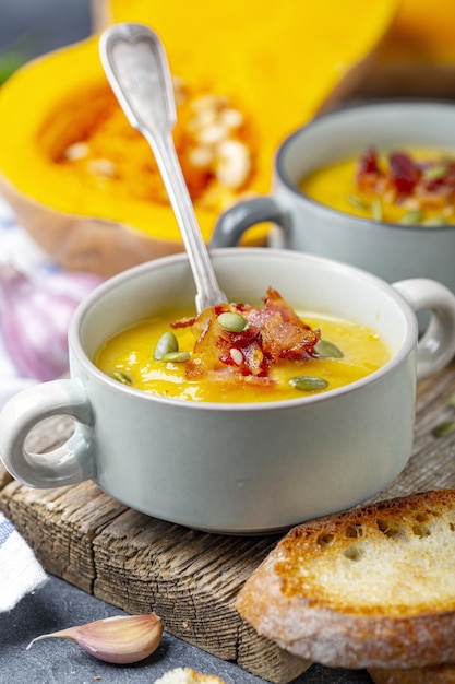 Zuppa di zucca con pancetta croccante da vicino