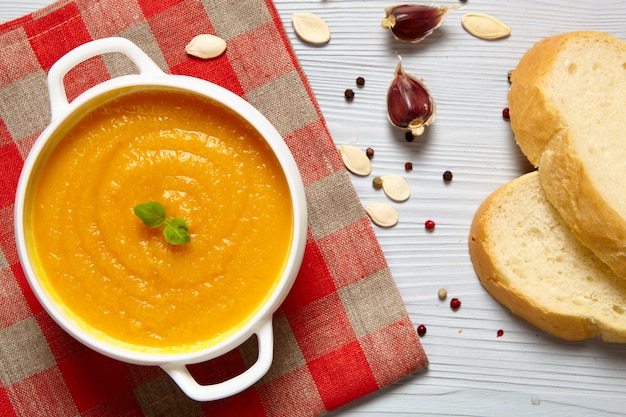 Zuppa di zucca con pane e spezie