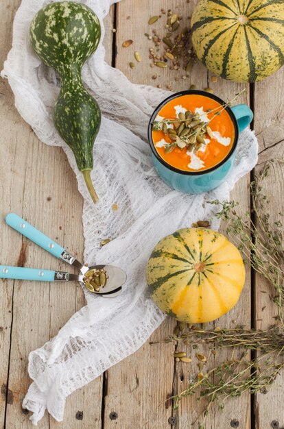 Zuppa di zucca con semi di zucca in una tazza