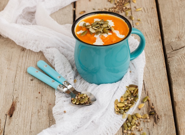 Zuppa di zucca con semi di zucca in una tazza