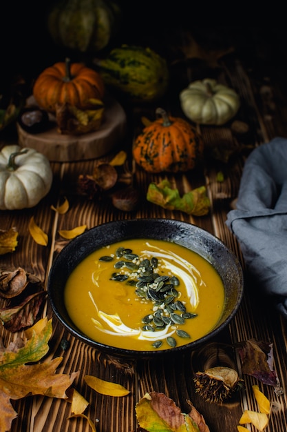 Zuppa di zucca con semi e olio d'oliva