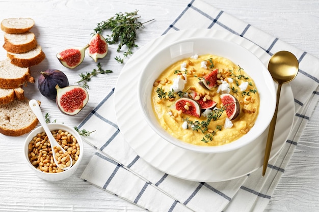 Zuppa di zucca con vista dall'alto di pinoli di fichi feta