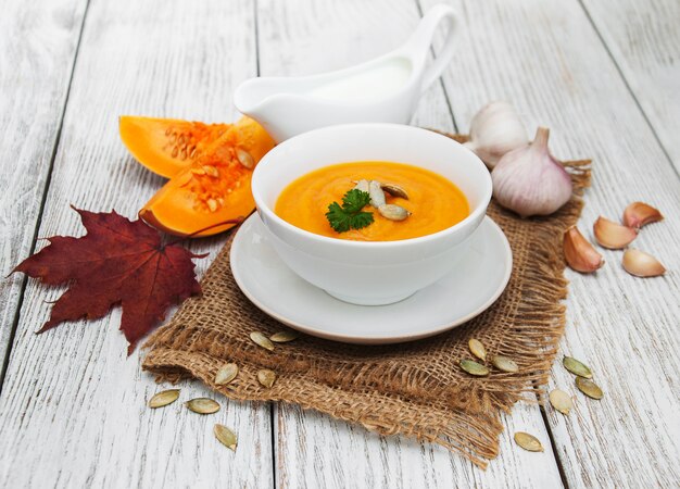 Zuppa di zucca con zucche fresche