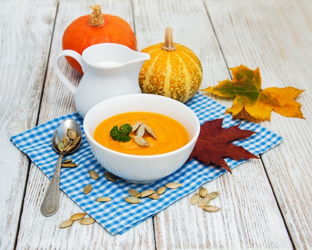 Zuppa di zucca con zucche fresche