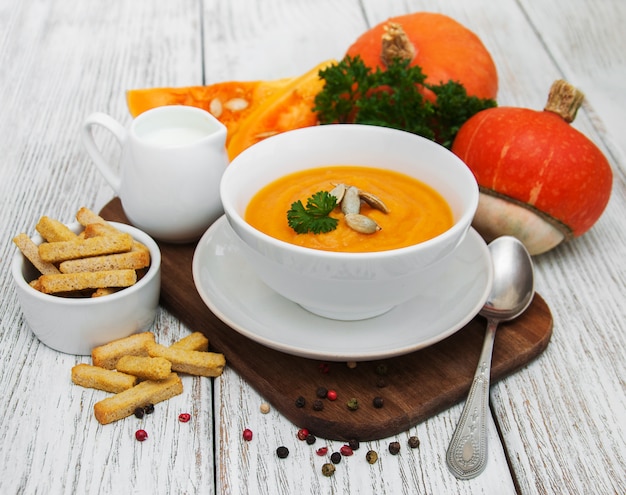 Zuppa di zucca con zucche fresche