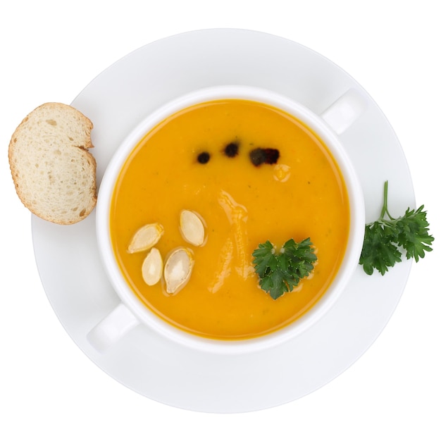 Zuppa di zucca con zucche in ciotola dall'alto isolato