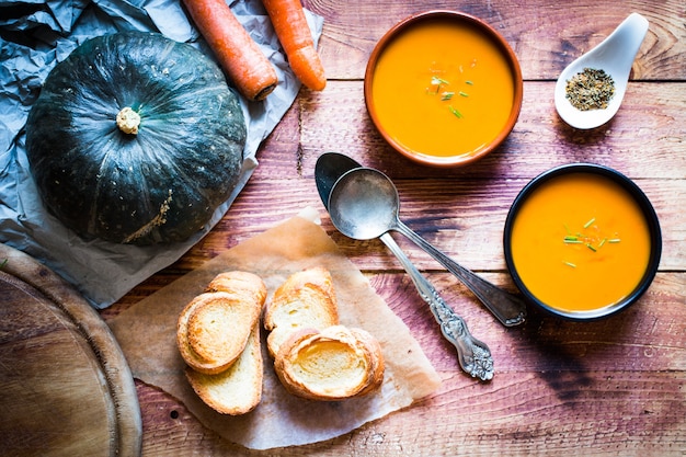 Zuppa di zucca deliziosa cremosa vegana