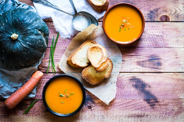 Zuppa di zucca deliziosa cremosa vegana