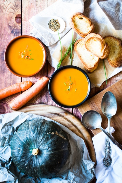 Zuppa di zucca deliziosa cremosa vegana