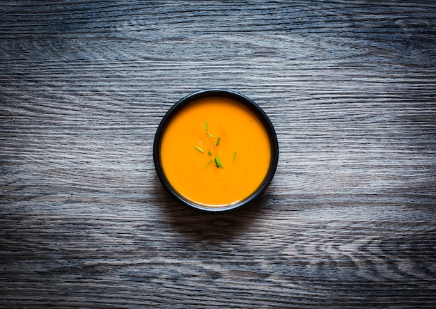 Zuppa di zucca deliziosa cremosa vegana