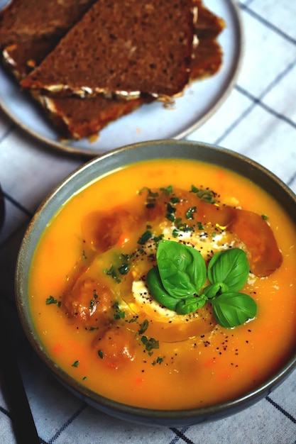 Zuppa di zucca e carote con polpette in una ciotola Menu autunnale