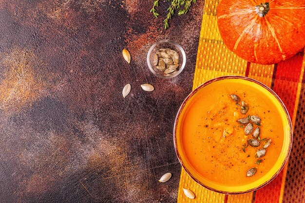 Zuppa di zucca e carote servita con semi