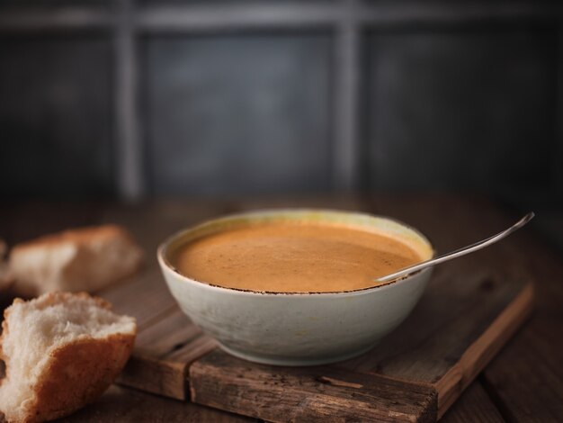 Zuppa di zucca e fette di pane