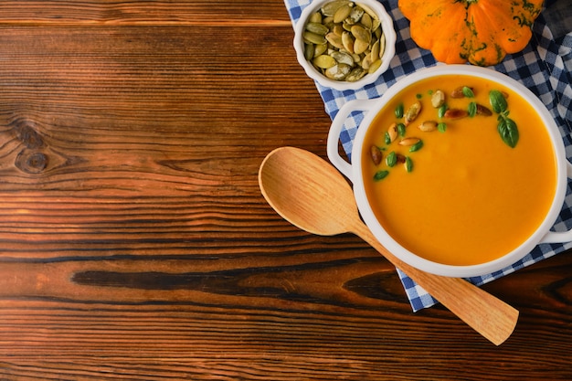 Zuppa di zucca fatta in casa con panna e basilico