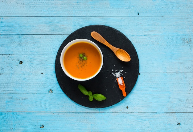 Zuppa di zucca fatta in casa su rustico su legno