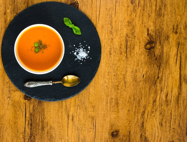 Zuppa di zucca fatta in casa sul tavolo di legno rustico