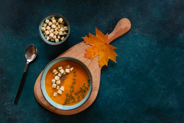 Zuppa di zucca fatta in casa tradizionale con crostini e timo