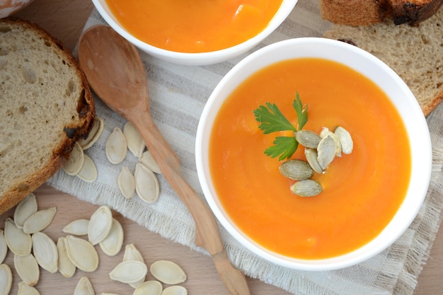 Zuppa di zucca. Il cibo gourmet è sano e molto gustoso.