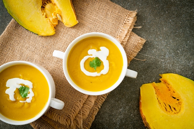 zuppa di zucca in ciotola bianca - Stile alimentare vegetariano e vegano