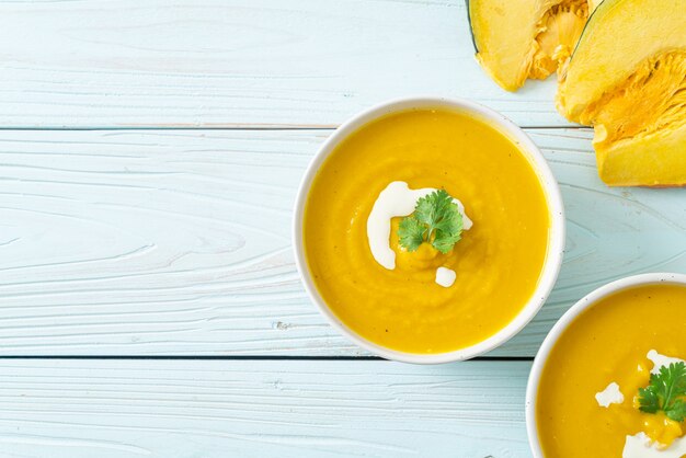 zuppa di zucca in ciotola bianca - Stile alimentare vegetariano e vegano