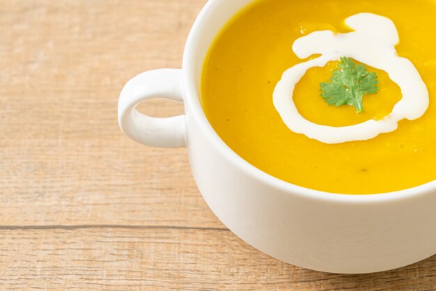 zuppa di zucca in ciotola bianca - Stile alimentare vegetariano e vegano