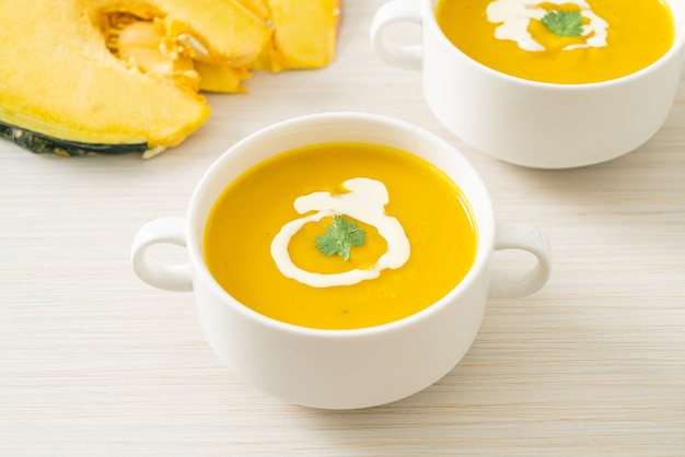 zuppa di zucca in ciotola bianca - Stile alimentare vegetariano e vegano