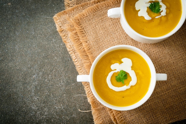 zuppa di zucca in ciotola bianca - Stile alimentare vegetariano e vegano